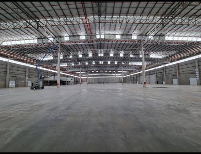 19,099M² WAREHOUSE TO LET IN LONGLAKE